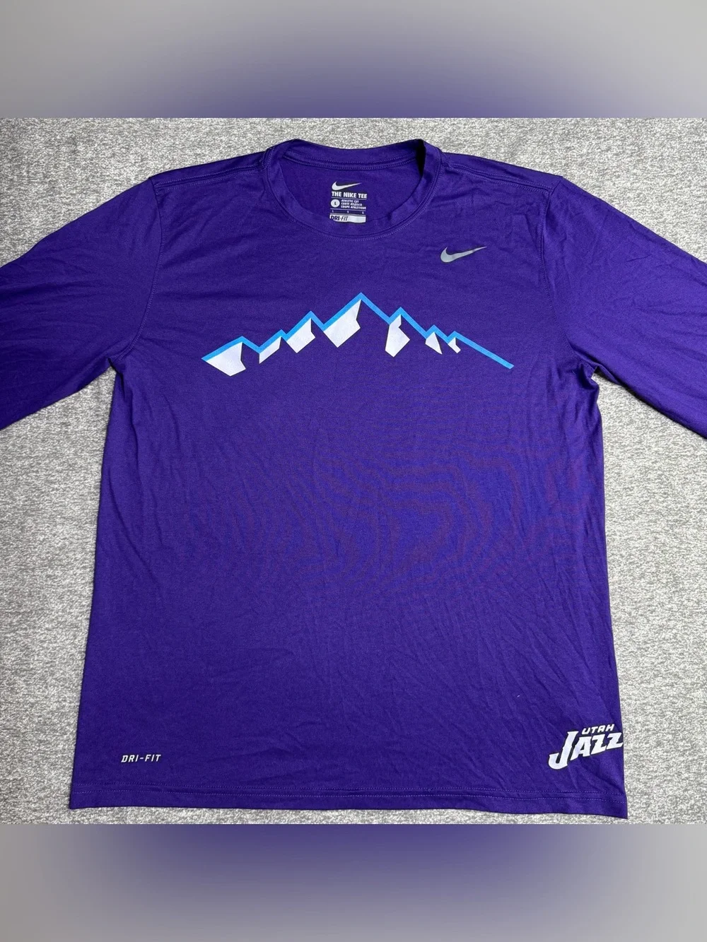 Nike Utah Jazz Dri-FIT Mountain Basketball Long-Sleeve Shirt Purple Athletic Fit